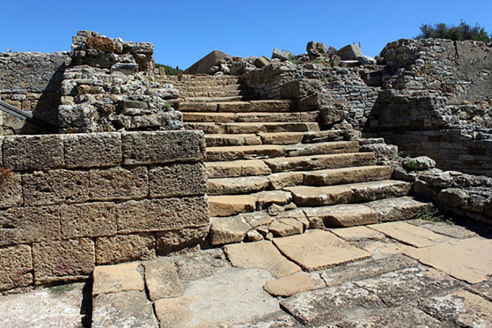 Escalera de acceso al foro de Carteia.