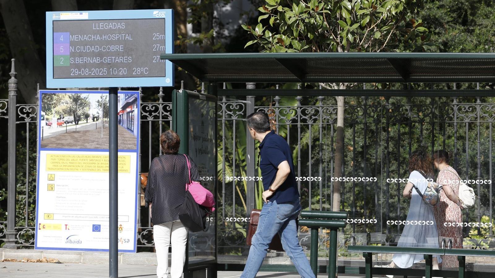 Parada de autobus en la avenida Capitán Ontañón.
