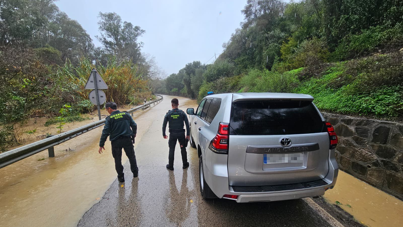 Agentes de la Guardia Civil, en la carretera que une San Martín del Tesorillo con la A-405.