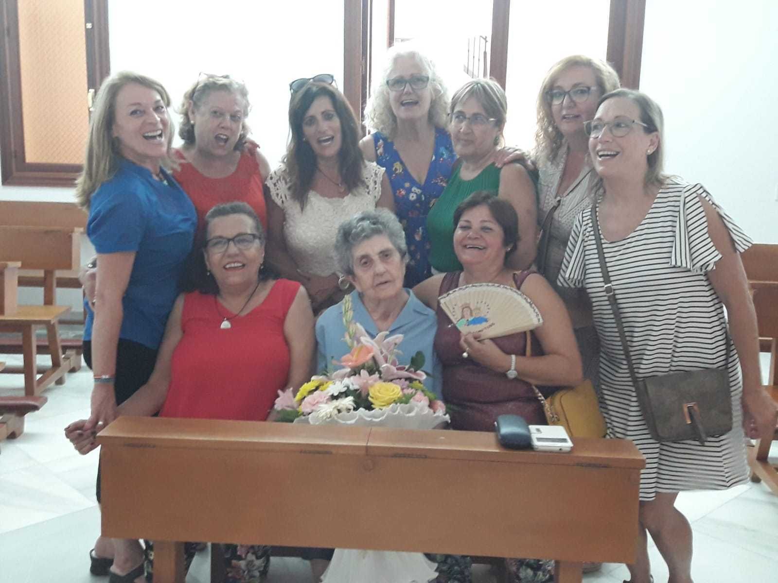 Sor Olegaria rodeada de amigas y compañeras durante su homenaje.