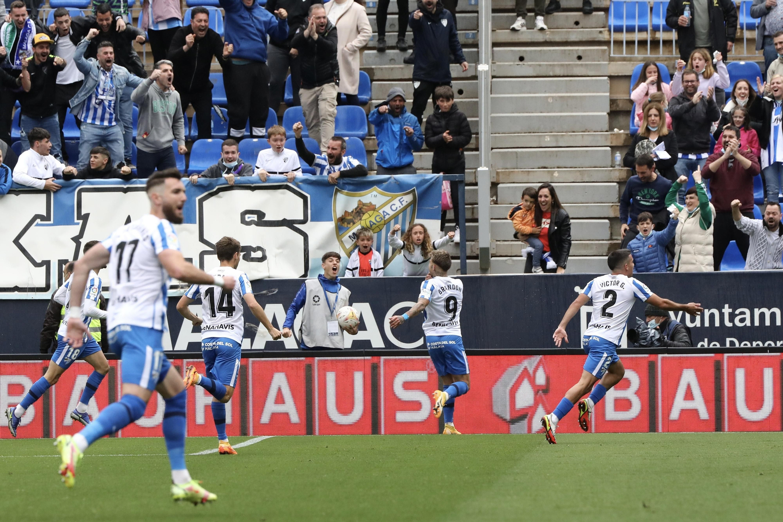 Brandon Thomas celebra su gol.