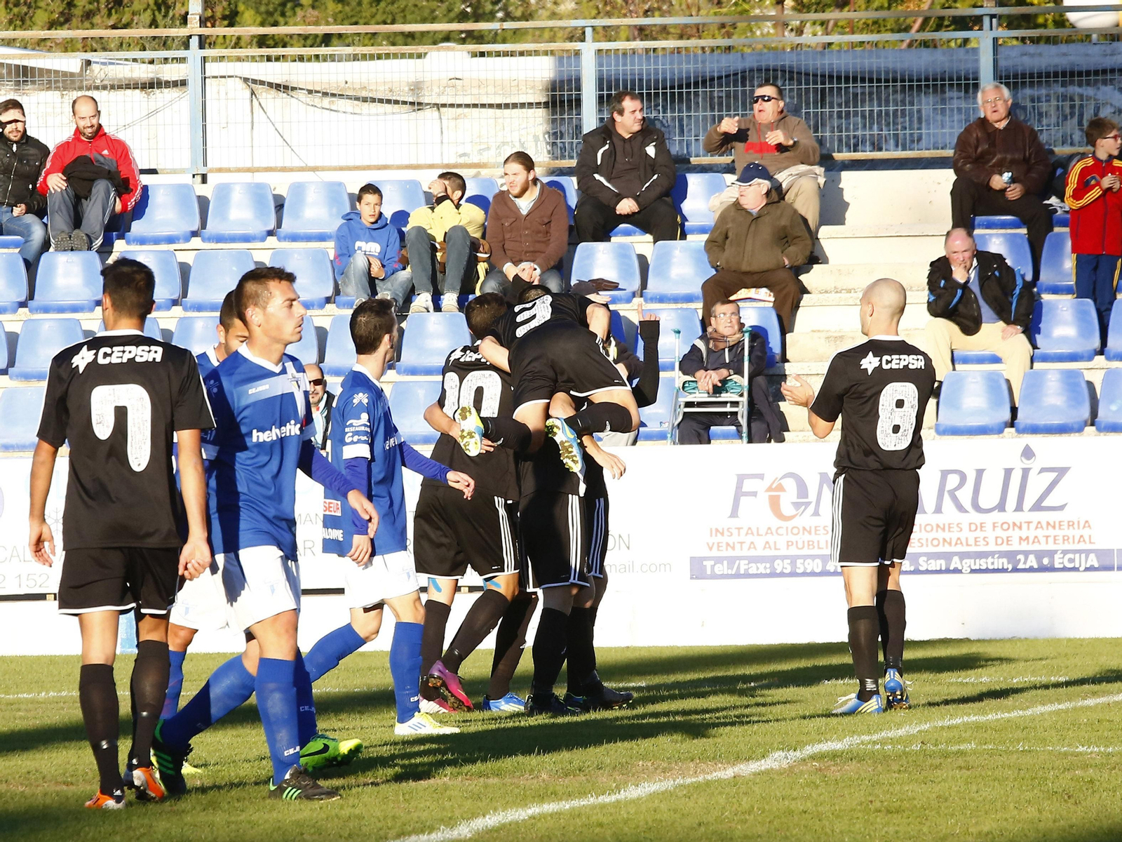 Jugadores de la Balona celebran uno de sus goles en el partido de Écija en 2013