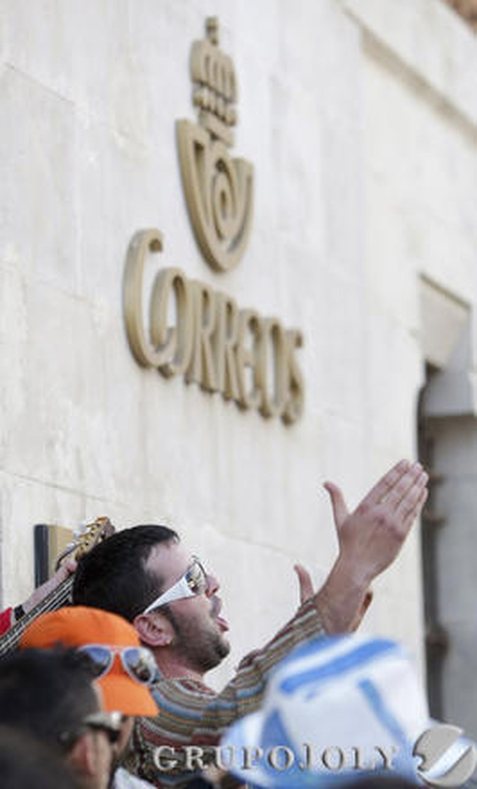 Las calles se llenan de agrupaciones oficiales e ilegales que reciben el aplauso de aficionados que logran disfrutar de una fiesta menos concurrida que la del domingo

Foto: Julio Gonzalez