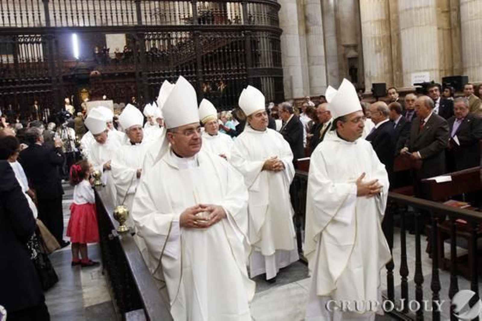 Imágenes de la toma de posesión del nuevo obispo de Cádiz y Ceuta, Rafael Zornoza Boy, en la Catedral de Cádiz.

Foto: Lourdes de Vicente - Joaquin Pino
