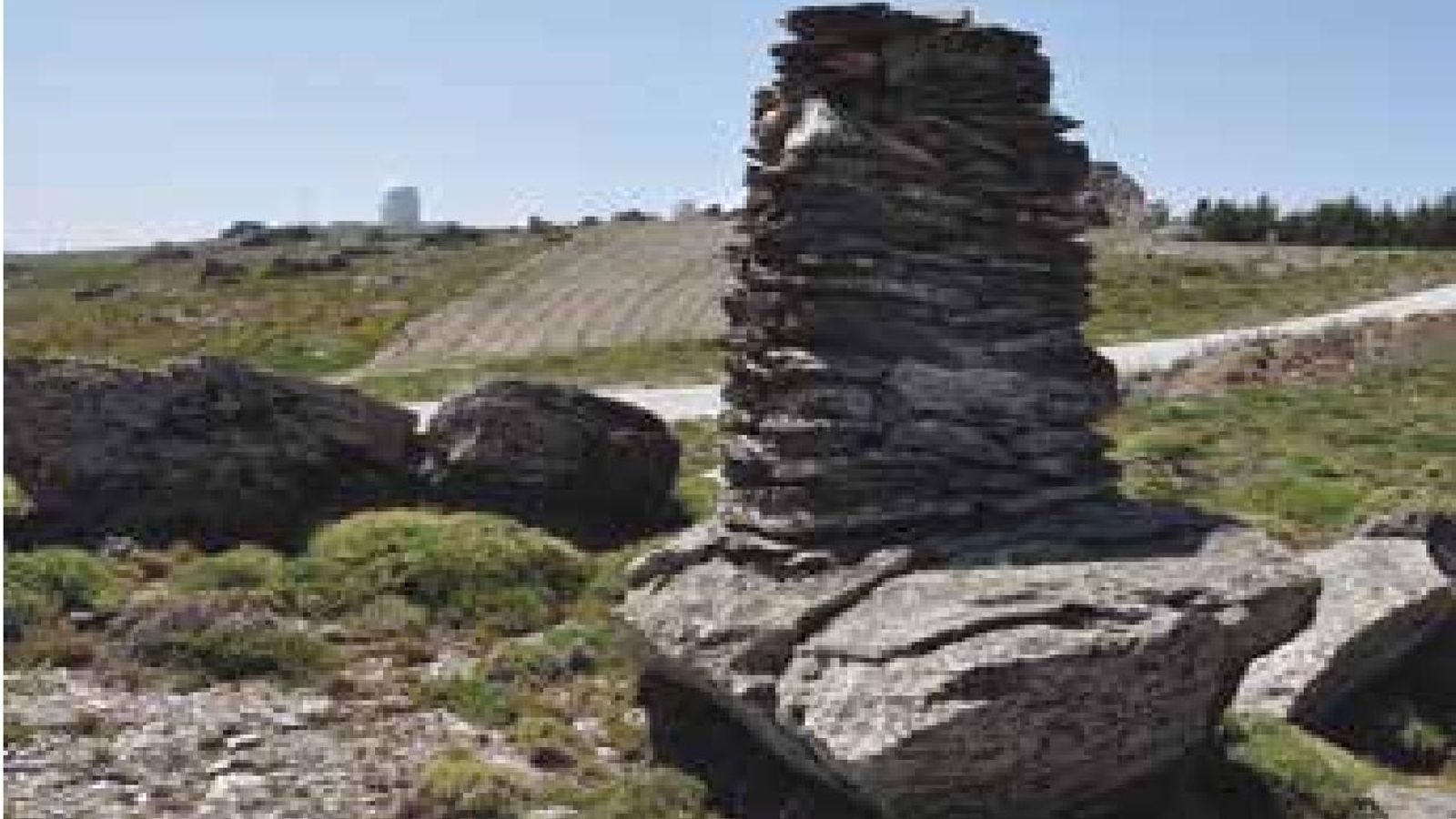Mojón ganadero frente al observatorio de Calar Alto.