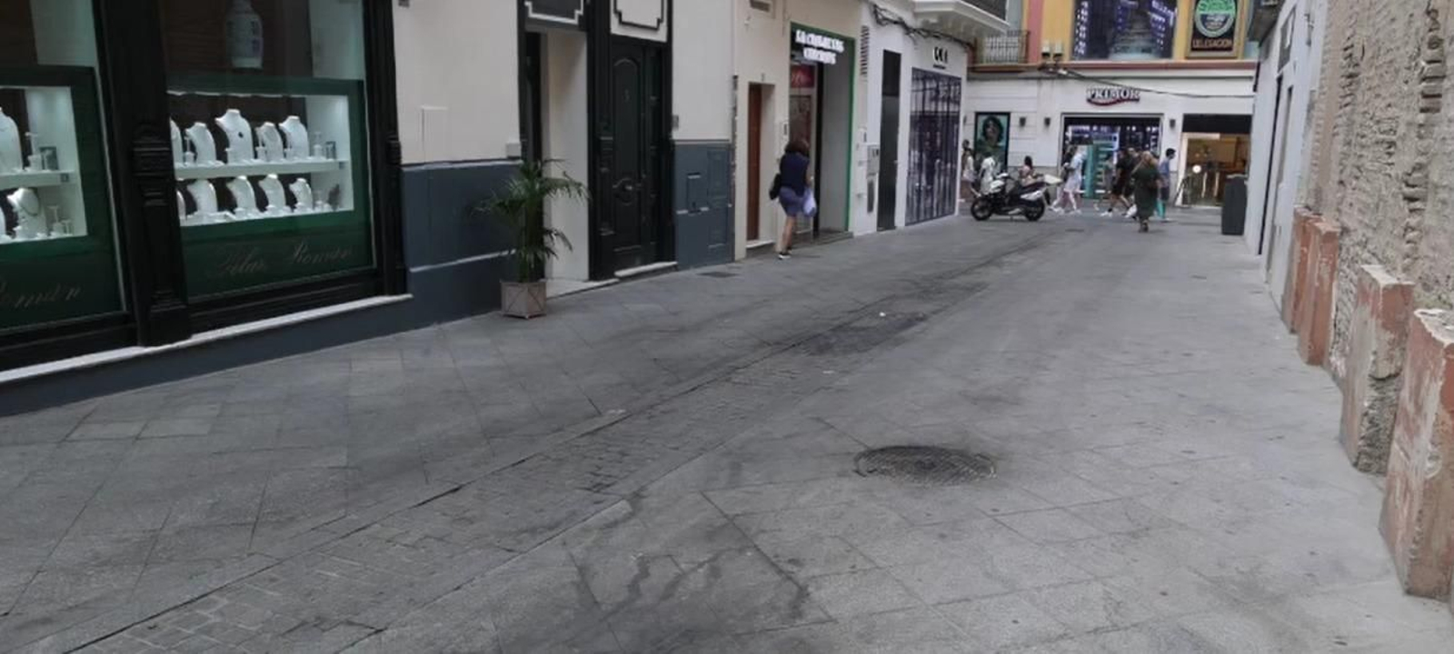 Comerciantes del centro de Sevilla reclaman mayor limpieza en varias zonas