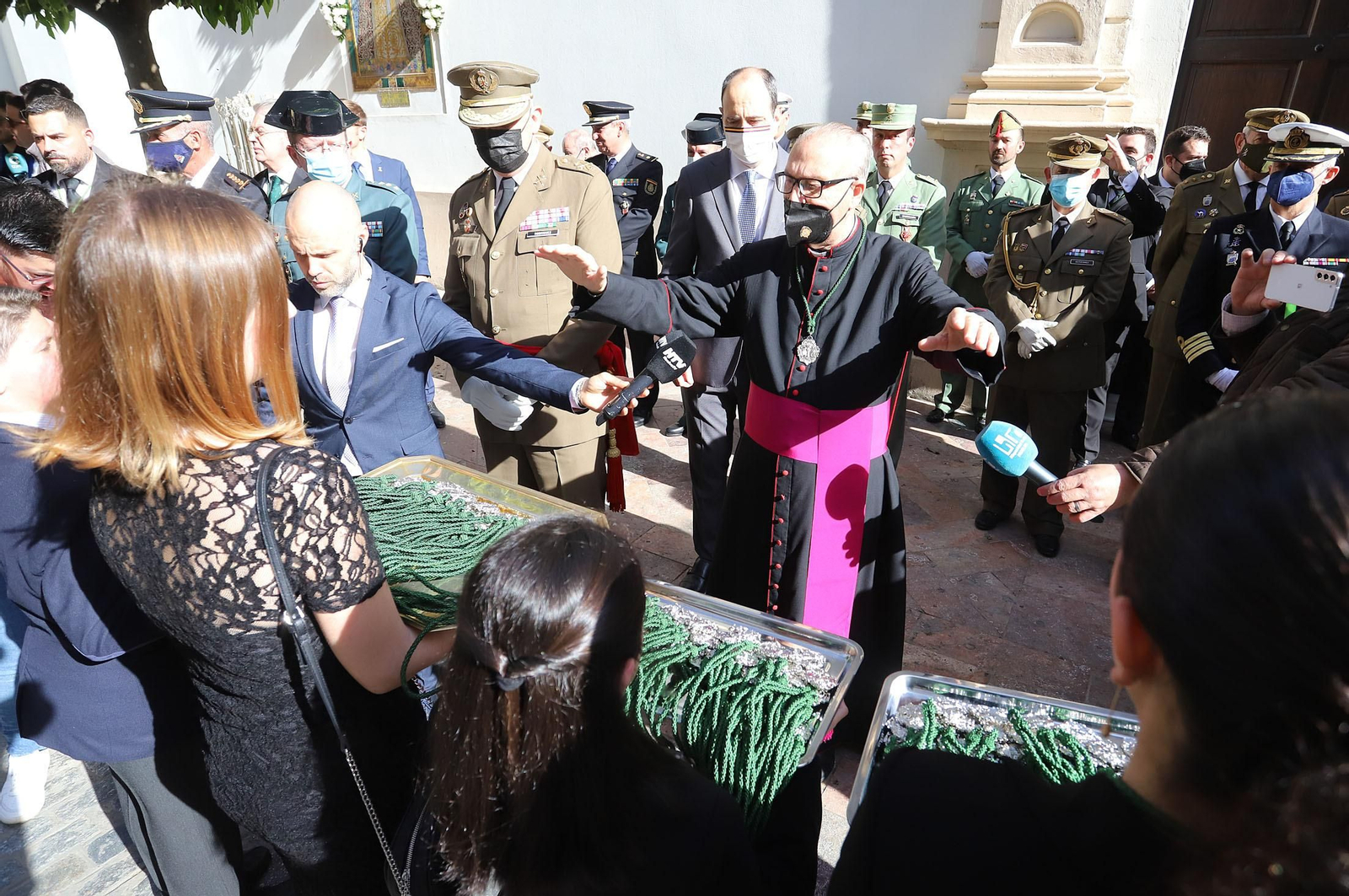 La Legión acompaña al Cristo de la Vera+Cruz en su procesión por Huelva, en imágenes