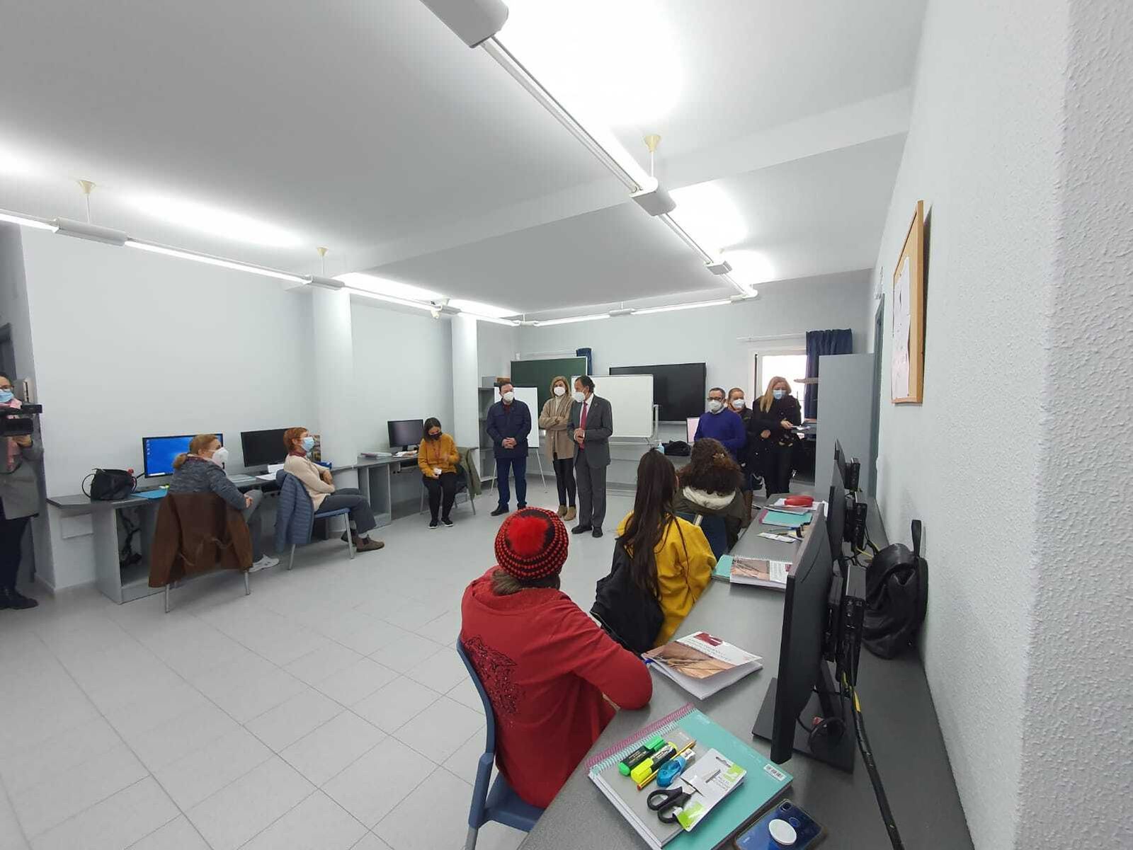 Las autoridades municipales participan en el acto de apertura de los cursos que se imparten en el hotel Fuentemar.