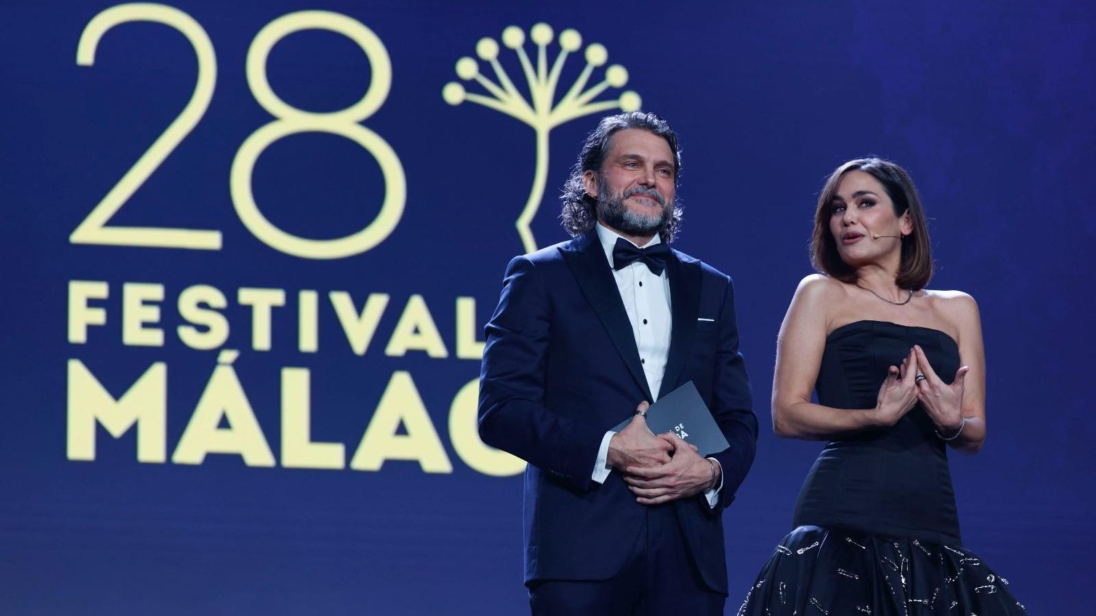 Los presentadores Salva Reina y Elena Sánchez en la gala de clausura en el Teatro Cervantes.
