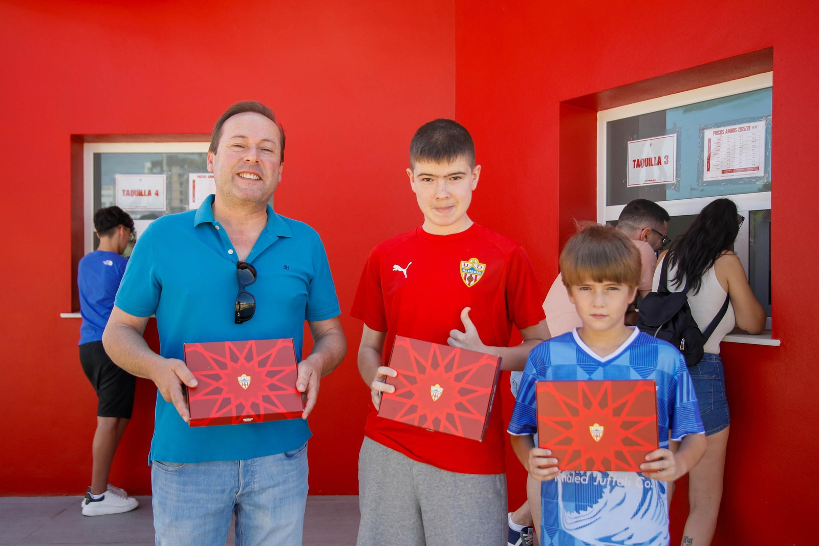 Las imágenes de la campaña de abonos de la UDA y apertura de la tienda del club