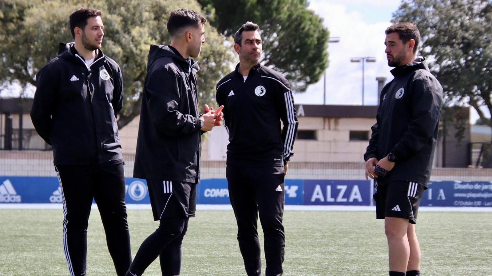 Manuel González, junto a su cuerpo técnico, durante un entrenamiento.
