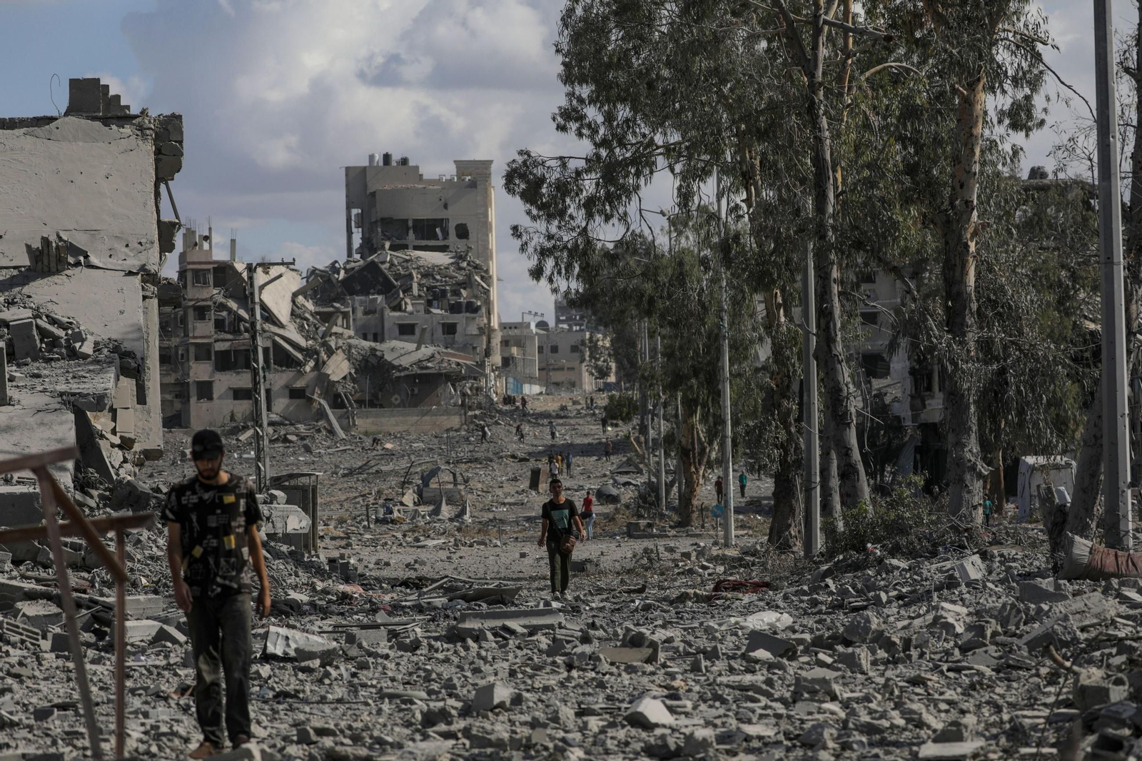 Las imágenes de Gaza tras el alto el fuego: los gazatíes andan entre las ruina de sus ciudades