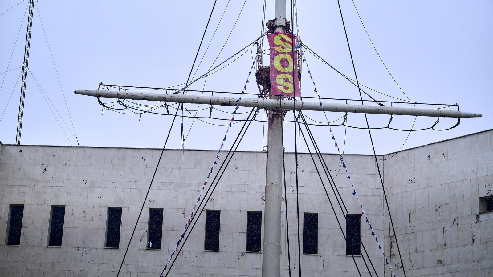 El mástil del abandonado edificio de Náutica.