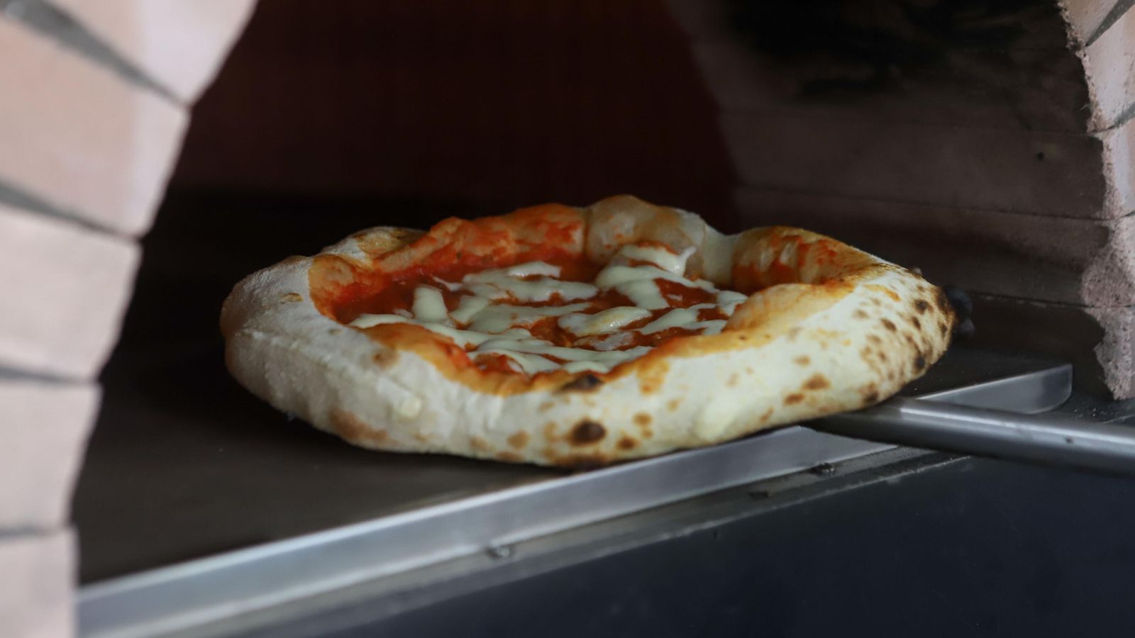 Una pizza en el horno de la Pizzería Napoli.