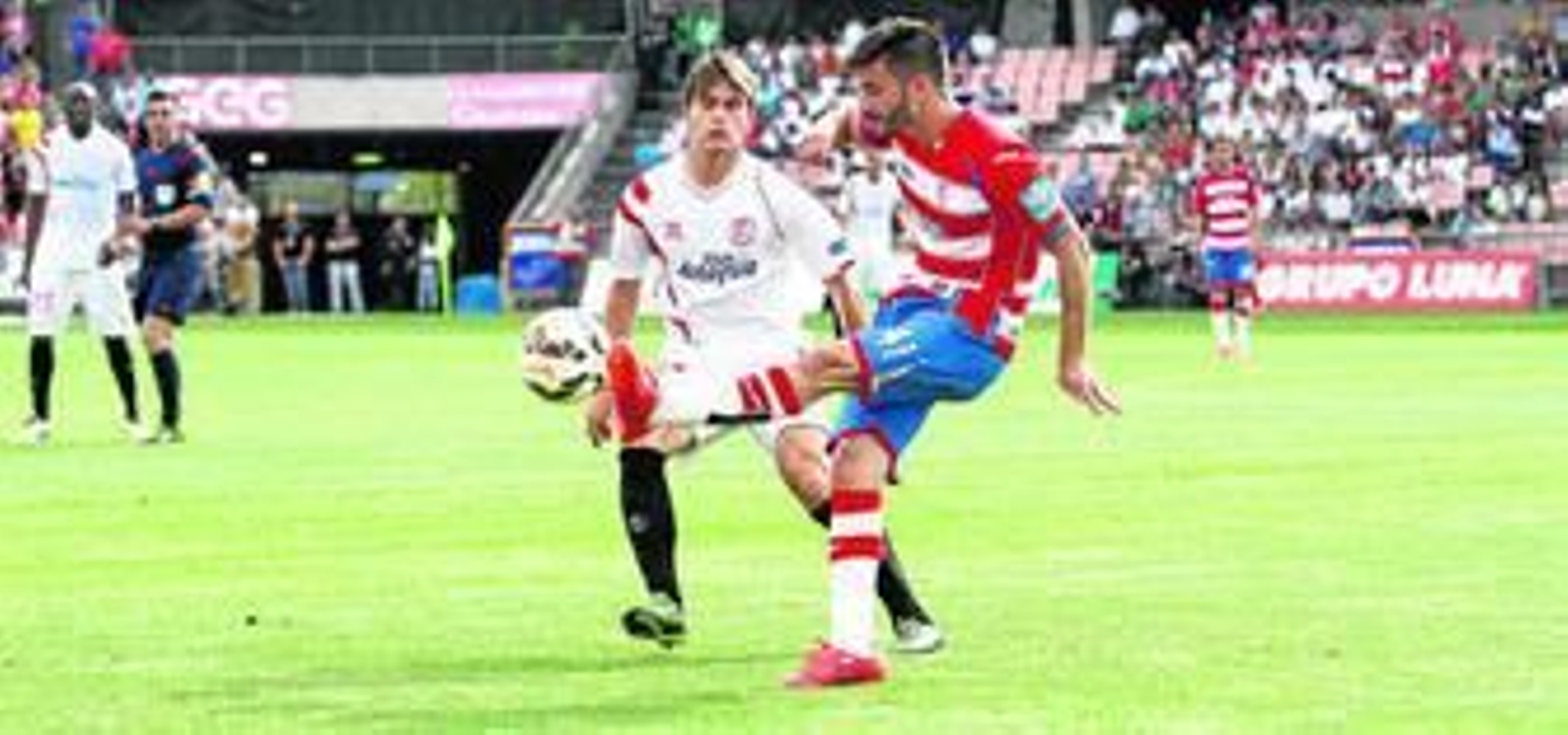 Denis Suárez acude a presionar al granadinista Fran Rico, que vio una tarjeta en el minuto 65 producto de una entrada al gallego después de otras anteriores.