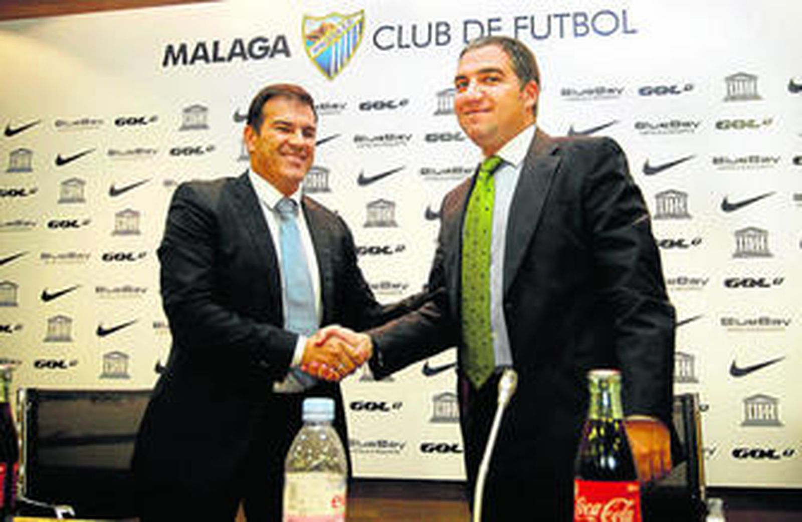 Vicente Casado (izquierda) y Elías Bendodo (derecha) se dan la mano durante el acto para firmar el acuerdo.