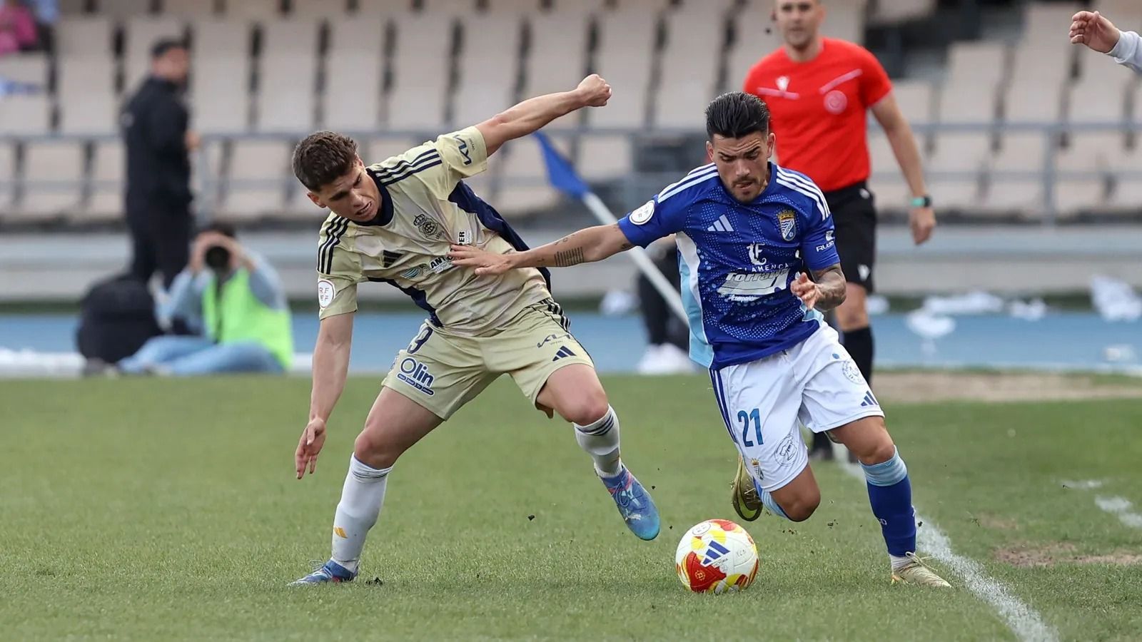 Zeki trata de marcharse de su par en el partido de este domingo contra el Decano.