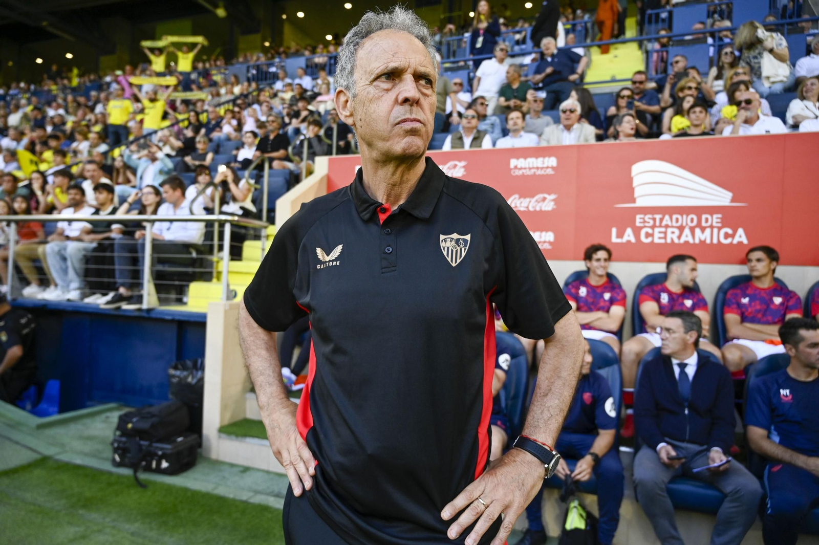 Joaquín Caparrós, brazos en jarra, al inicio del partido en Villarreal.