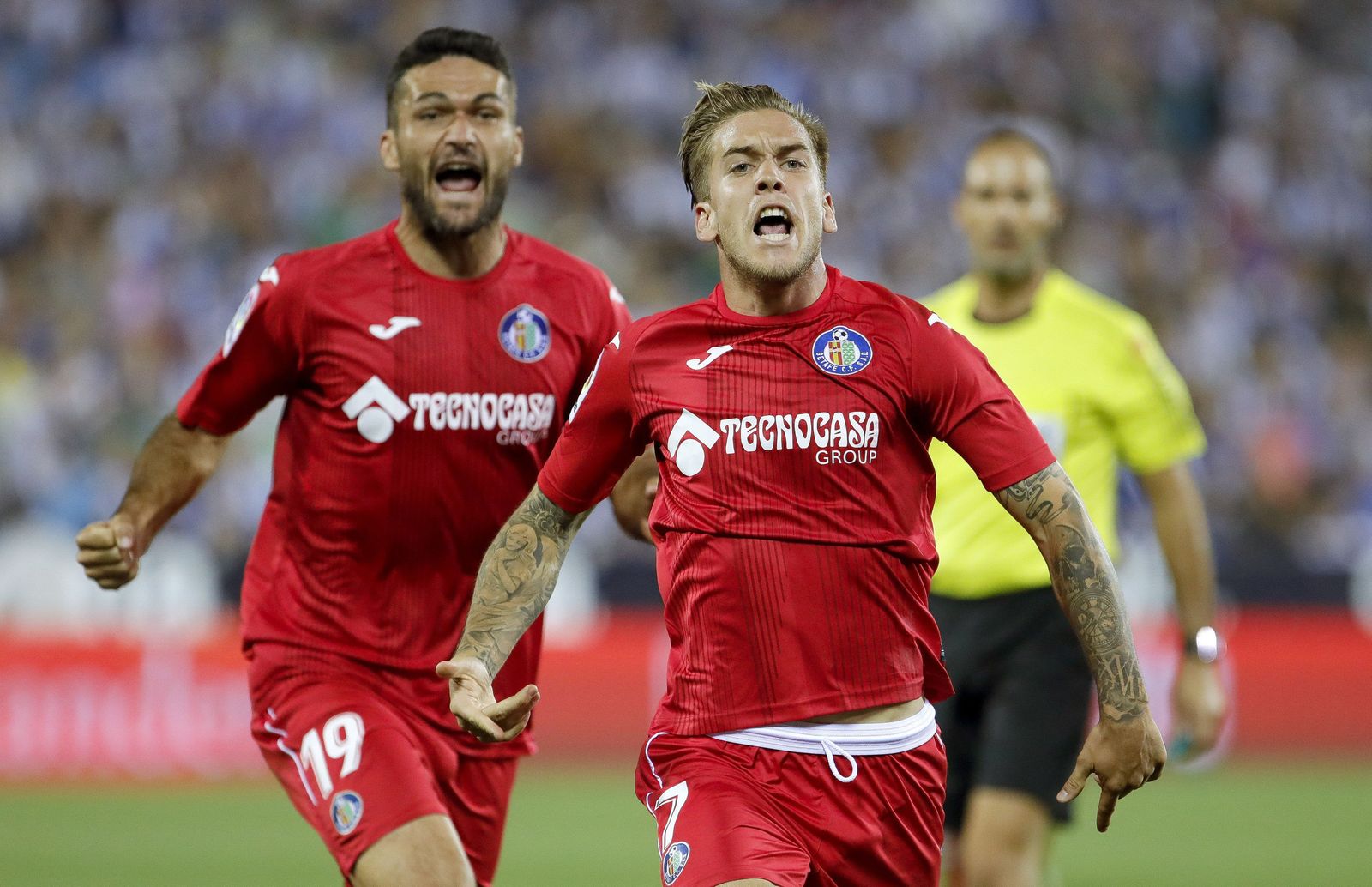 Álvaro Jiménez celebra su gol, el de la victoria, con Jorge Molina tras él.