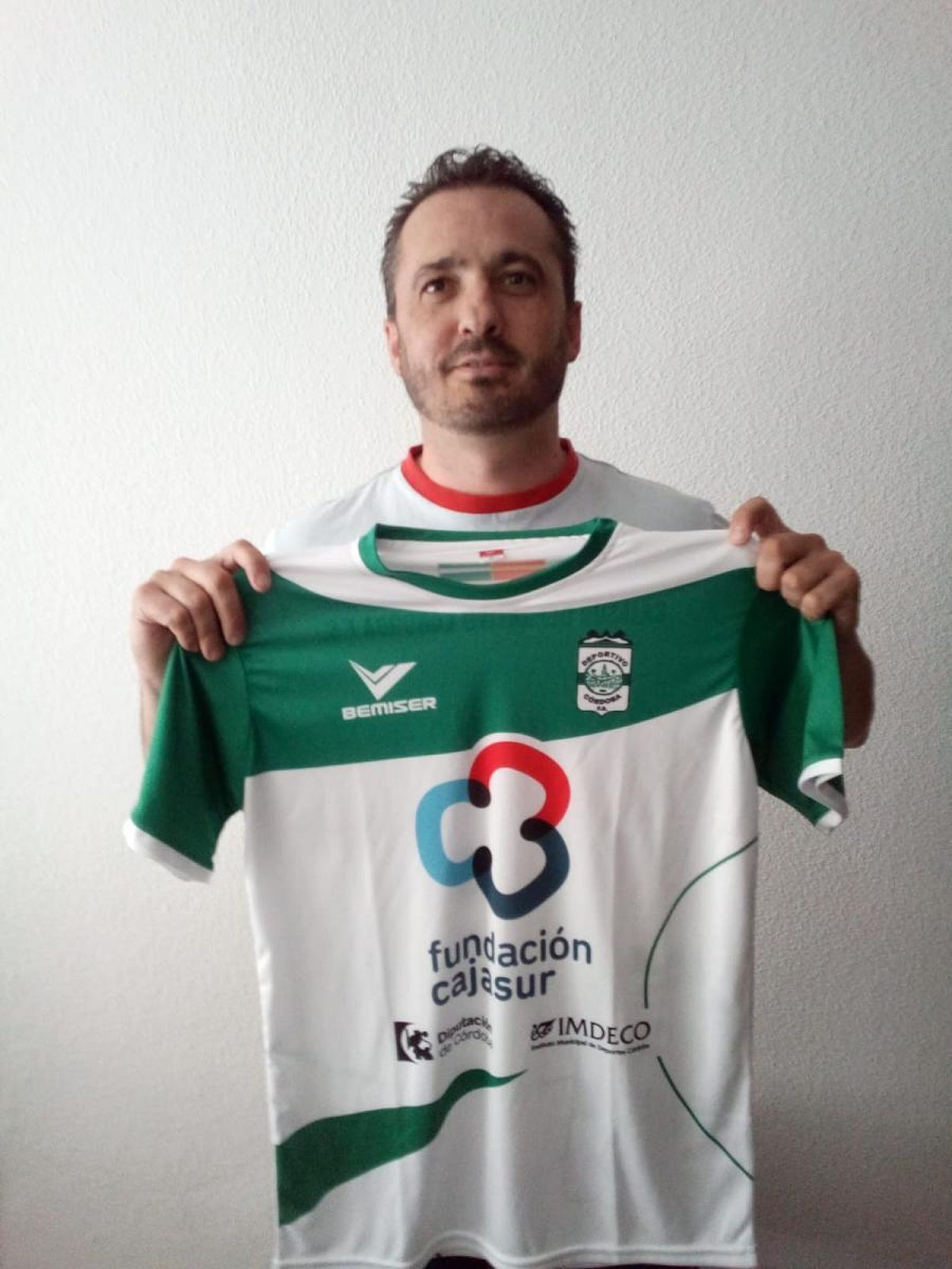 Juanma Cubero posa con la camiseta del Deportivo Córdoba Cajasur.