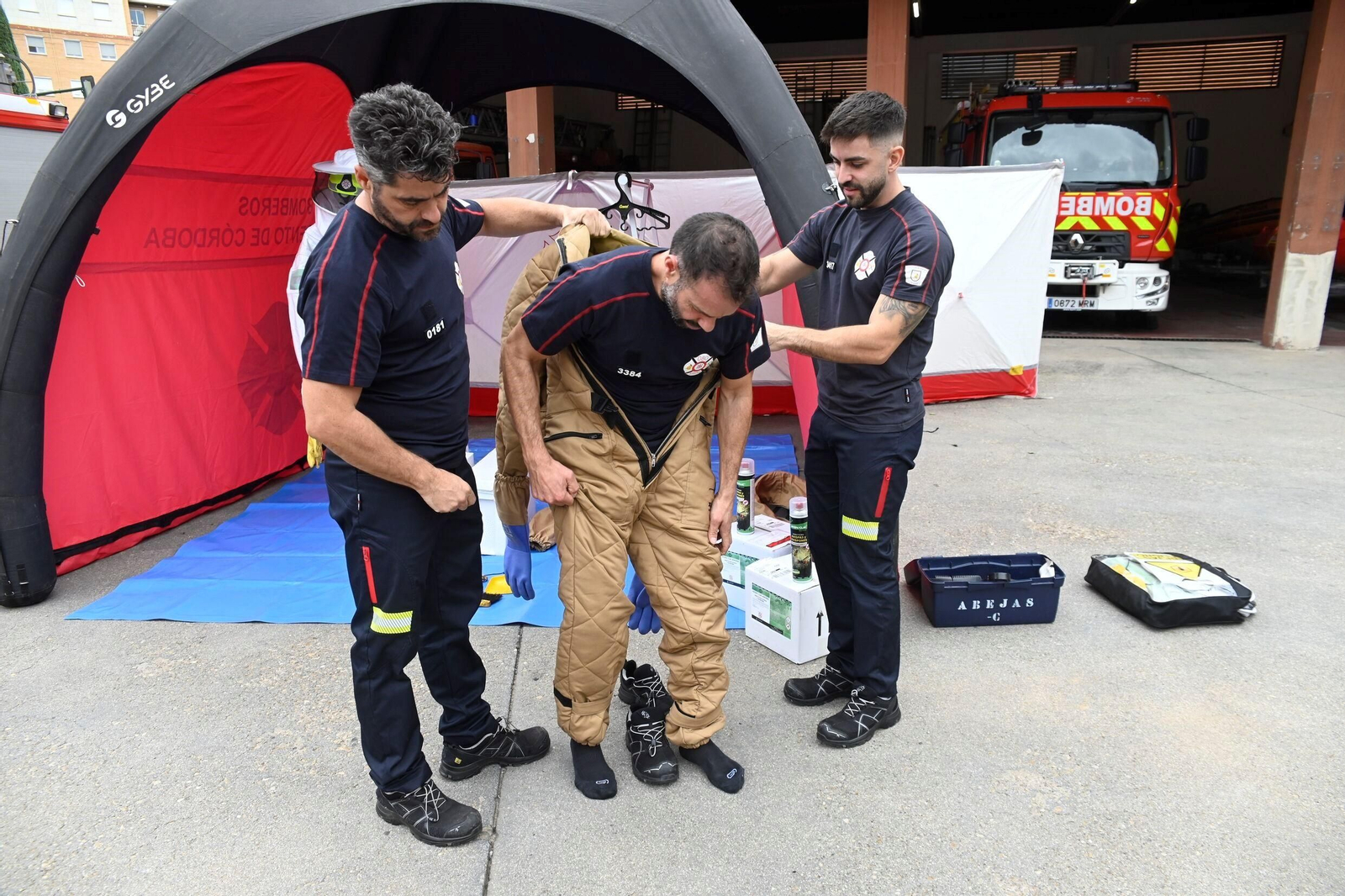 Los bomberos de Córdoba estrenan sus trajes contra el avispón oriental, en imágenes