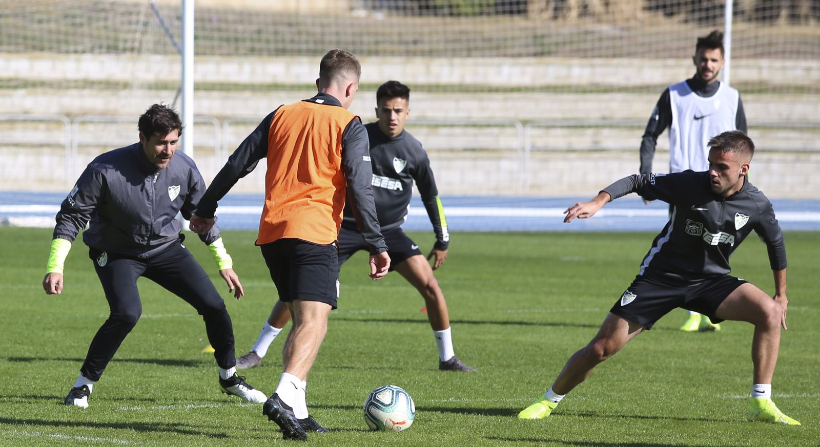 Adrián, Renato Santos y Lombán pisan césped