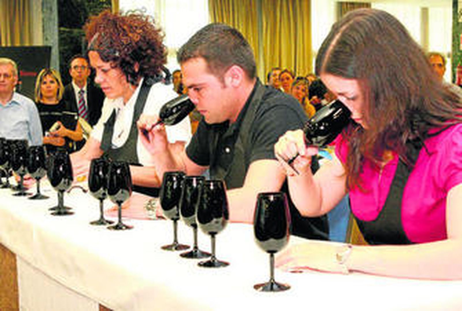 Tres sumilleres durante una de las pruebas del concurso La Nariz de Oro.