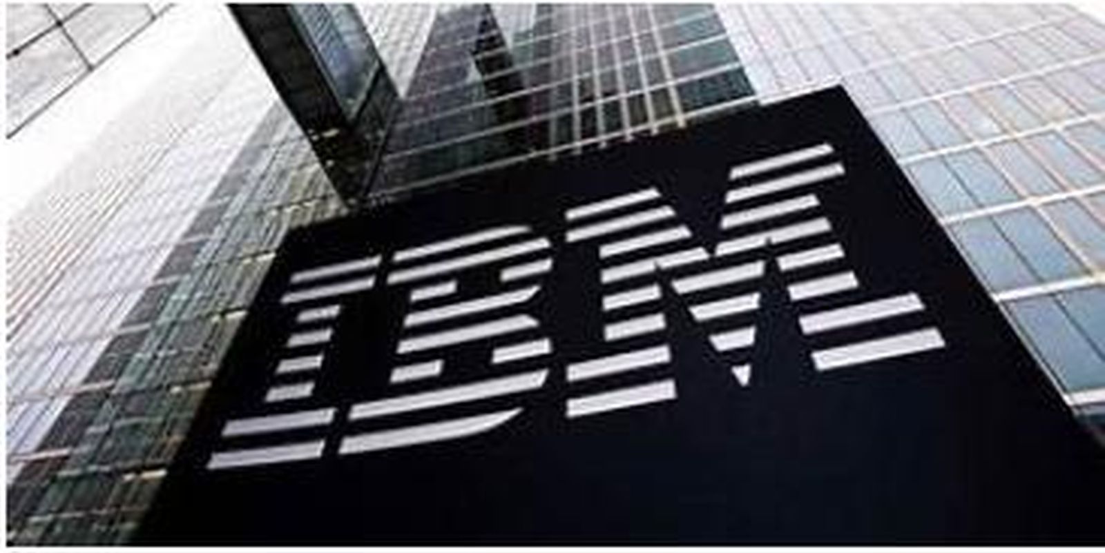 Imagen corporativa de IBM en un edificio.