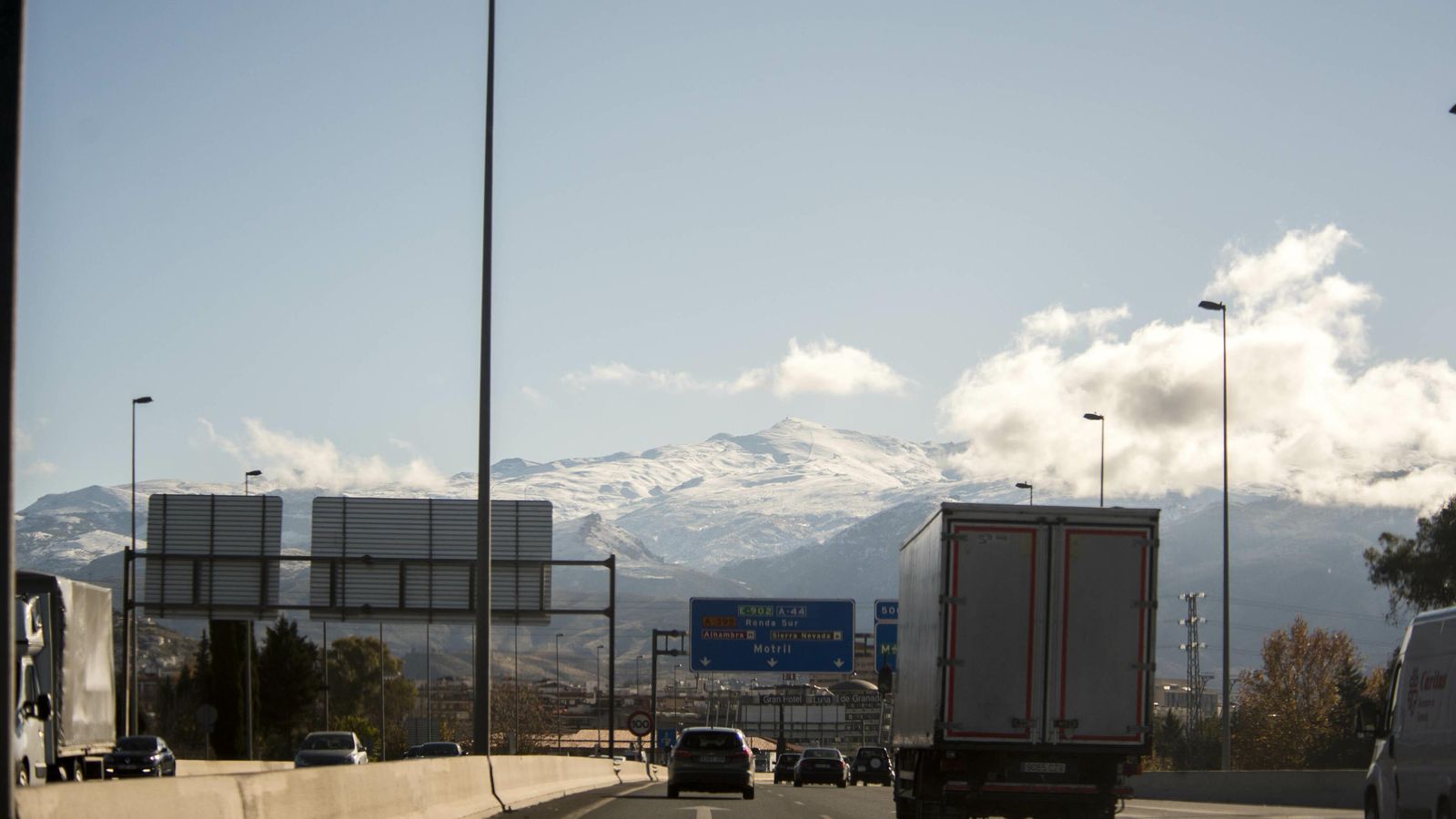 Se puede acceder a Sierra Nevada por carretera, aunque uno de las aspiraciones es hacerlo en teleférico