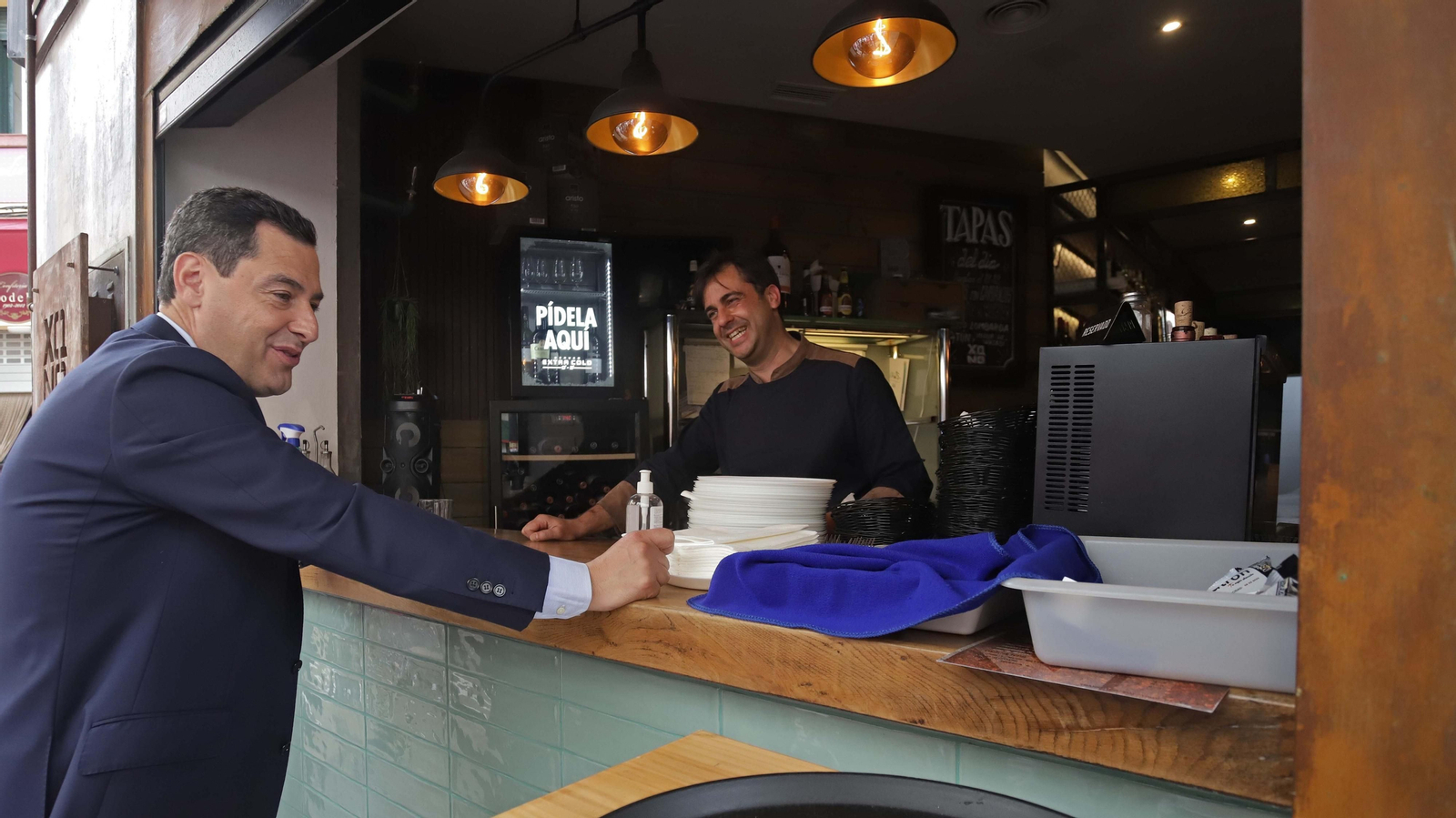 Fotos de la visita de Juanma Moreno a La Línea