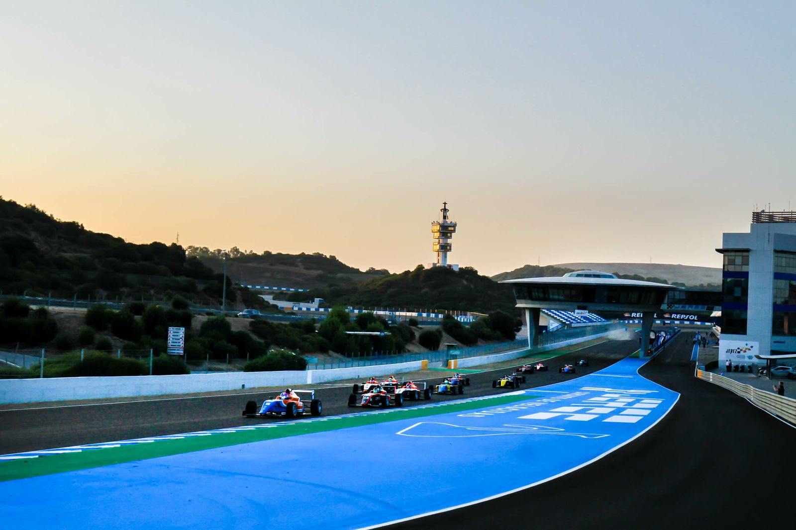 Monoplazas de la F4, en el Festival 'Jerez 30 años, la Leyenda' en el autódromo jerezano.