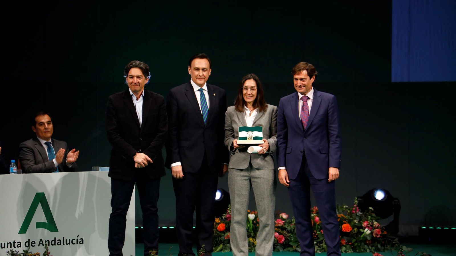 José Carlos Gómez Villamandos entrega la bandera a los responsables de Aceite Luque Ecológico. José Carlos Gómez Villamandos entrega la bandera a los responsables de Aceite Luque Ecológico.