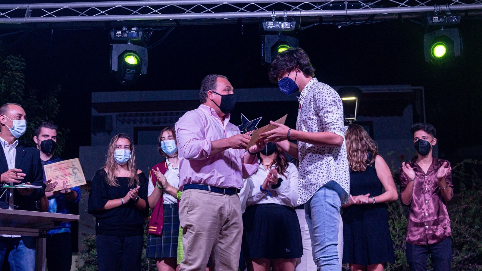 El alcalde haciendo entrega del premio al ganador individuale, Manuel Moreno.
