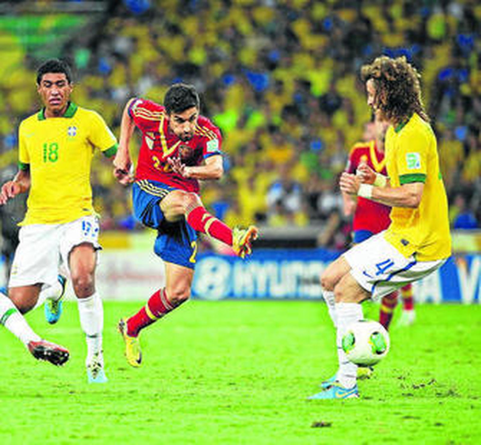 Jesús Navas dispara a puerta en uno de los lances del partido.