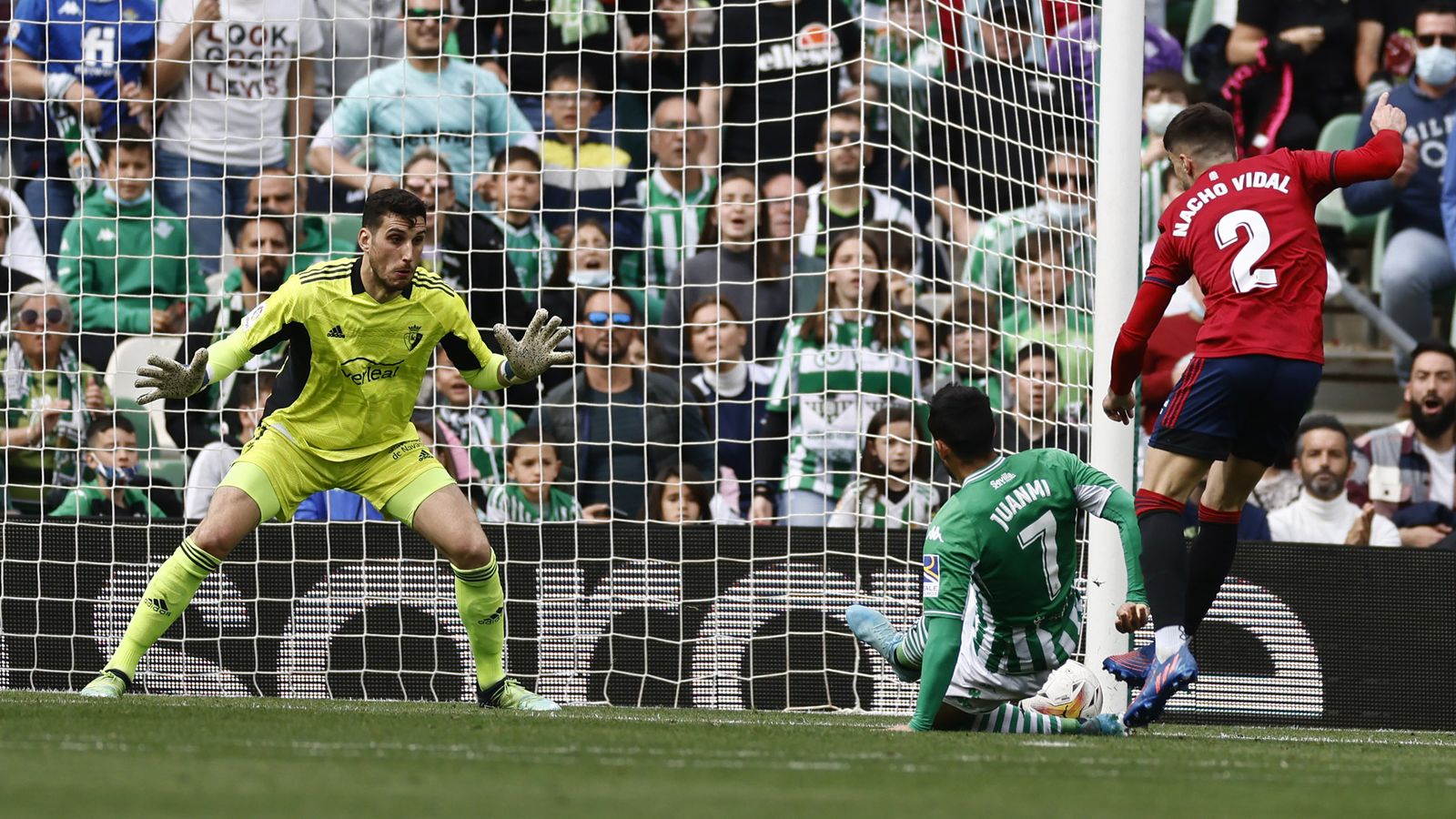 Juanmi se anticipa a Nacho Vidal para anotar en uno a cero.