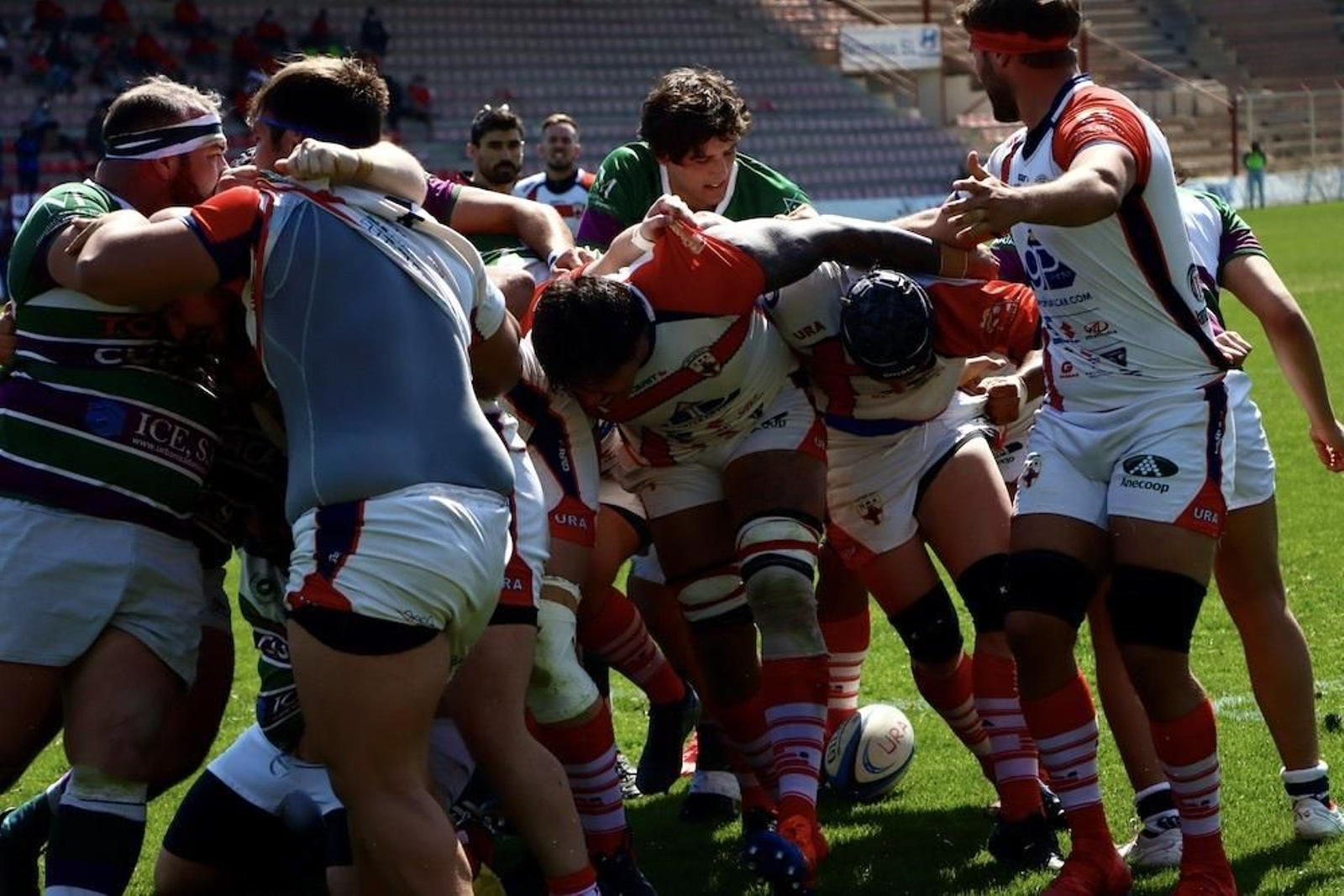 Los cruzados empujan en una melé