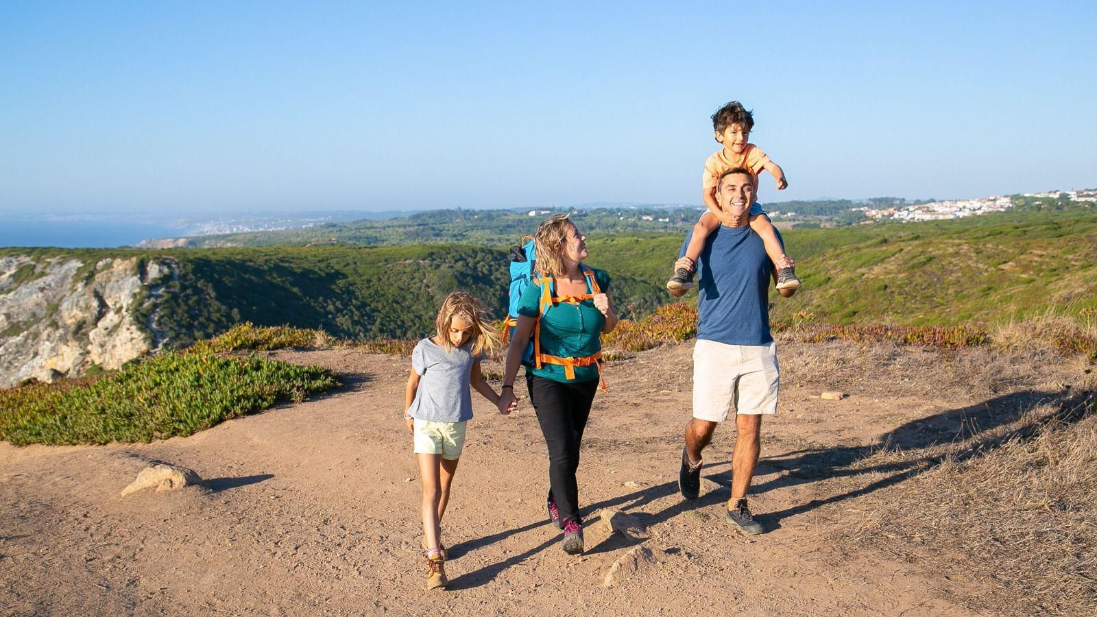 Viajar en familia sin gastar de más: cómo ahorrar usando tarjetas regalo de Uber y Airbnb