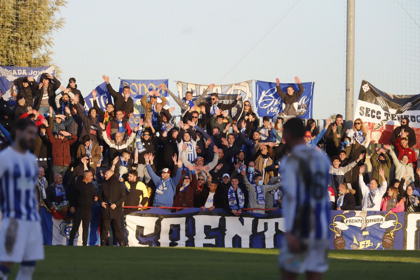 Los aficionados albiazules se hicieron notar en el derbi ante el Cartaya.