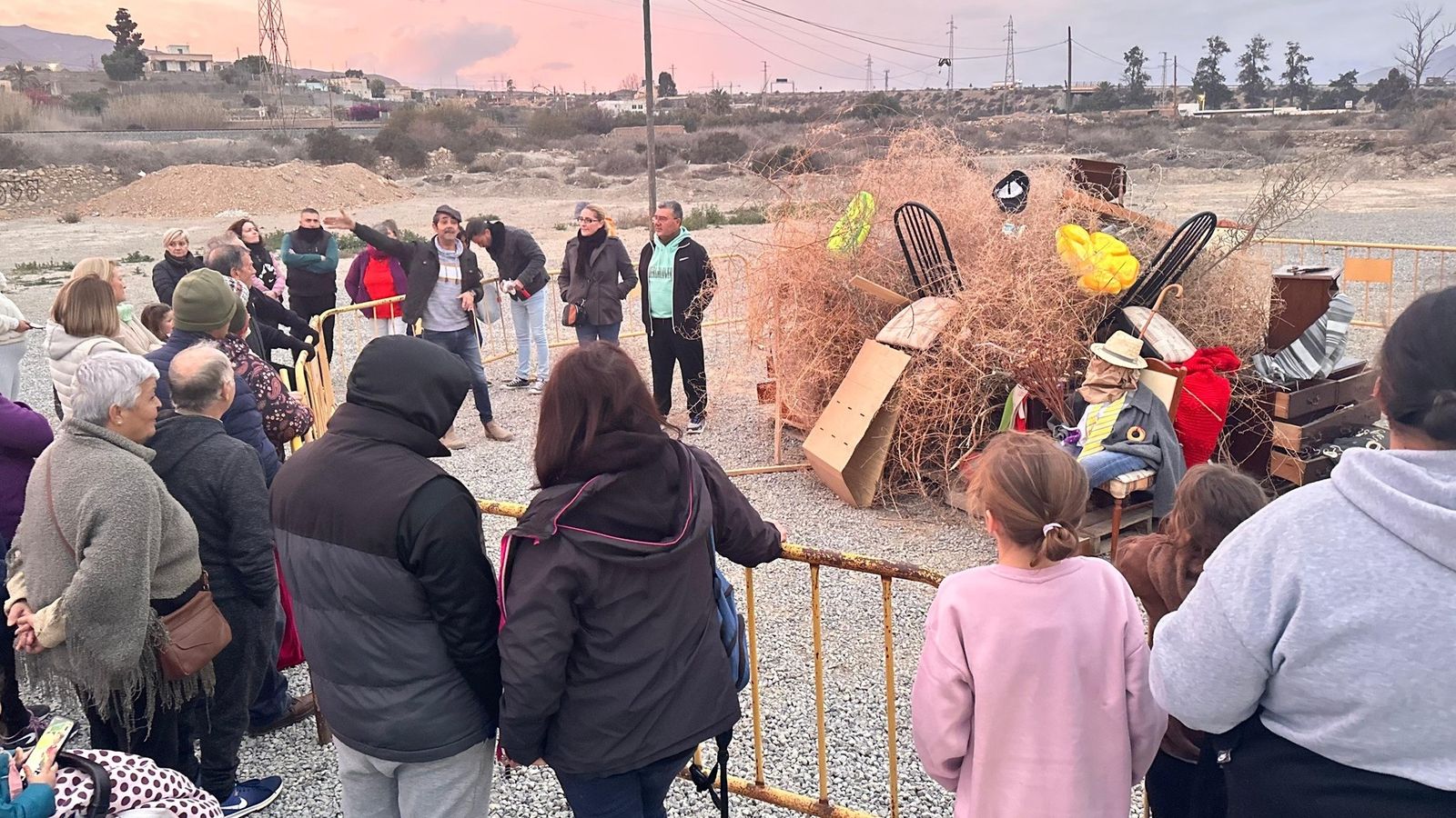 Un puñado de trastos inservibles y de rastrojos antes de quemarse.