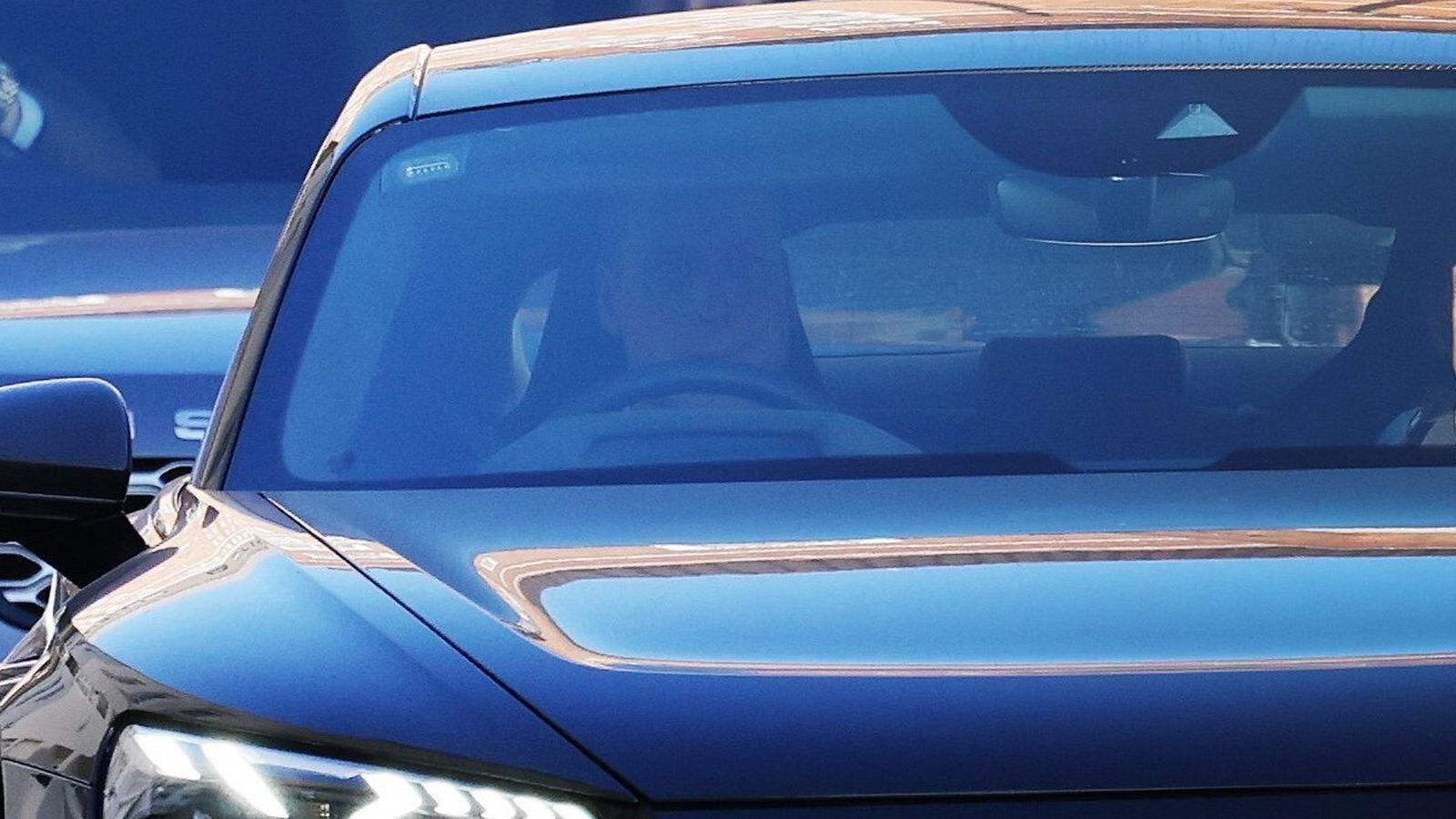 El príncipe de Gales sale con cara de preocupación tras su visita al hospital para ver a su esposa