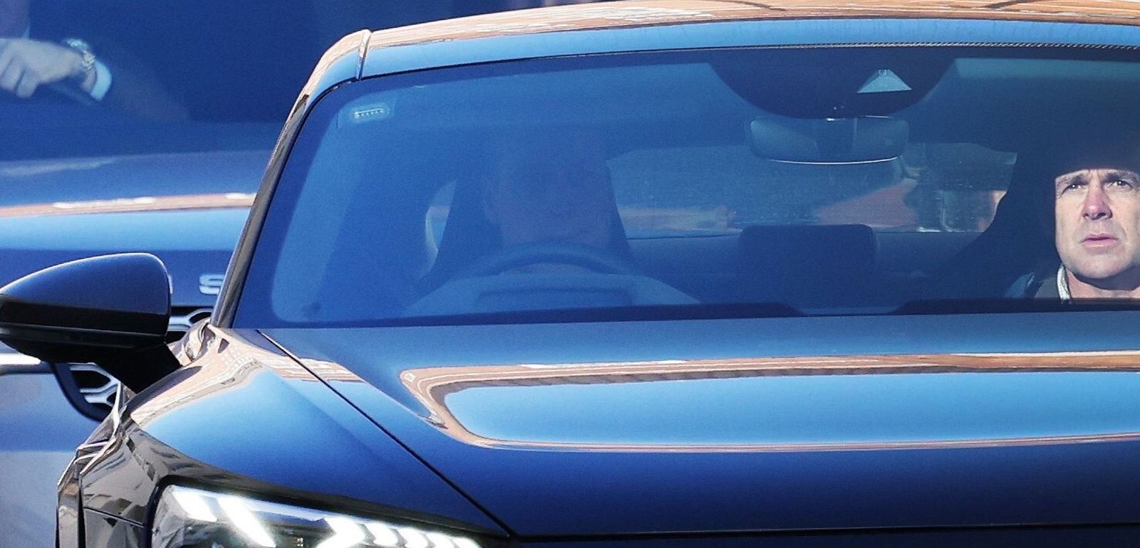 El príncipe de Gales sale con cara de preocupación tras su visita al hospital para ver a su esposa