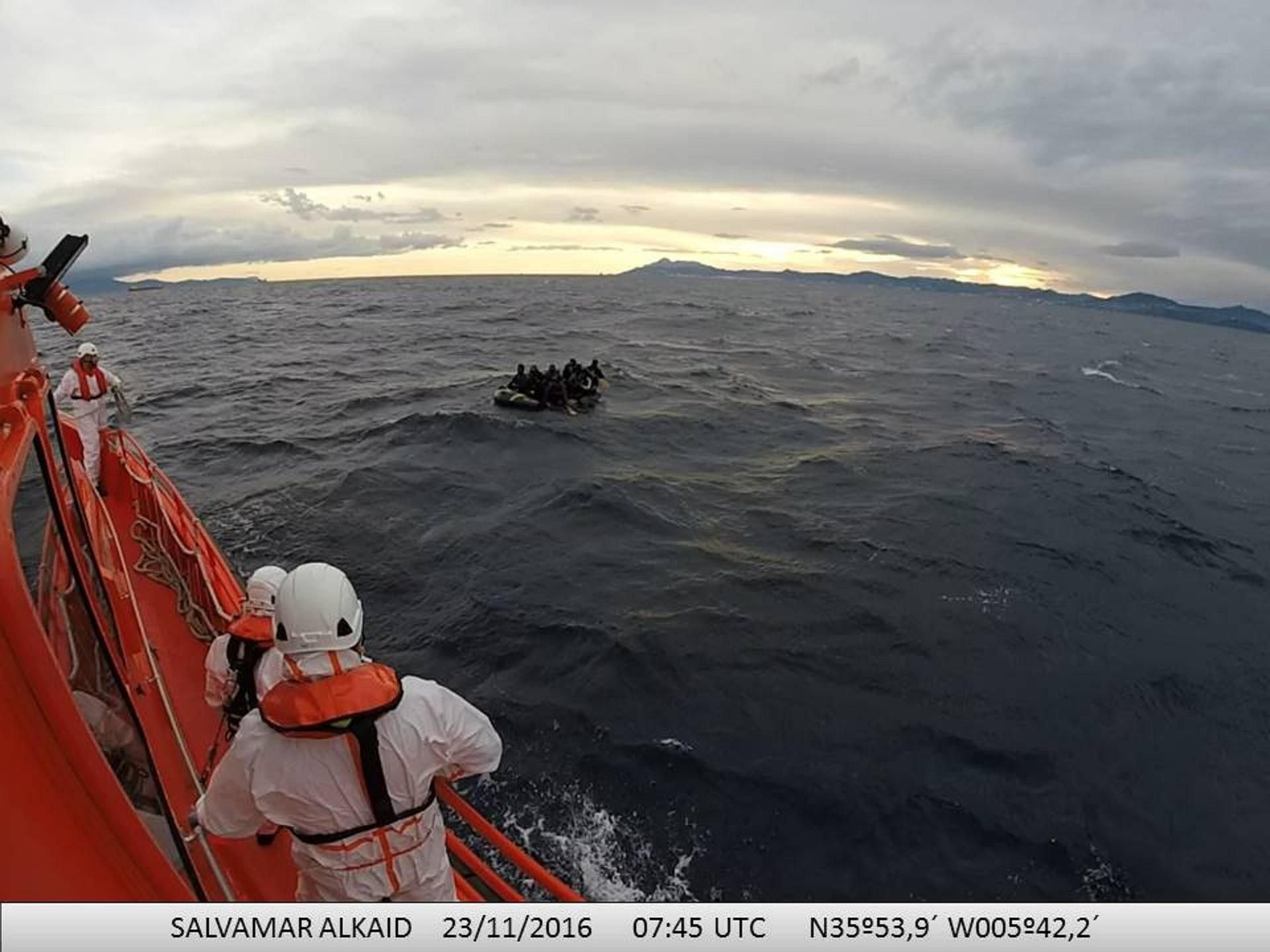 Efectivos de Salvamento rescatan una lancha en alta mar.