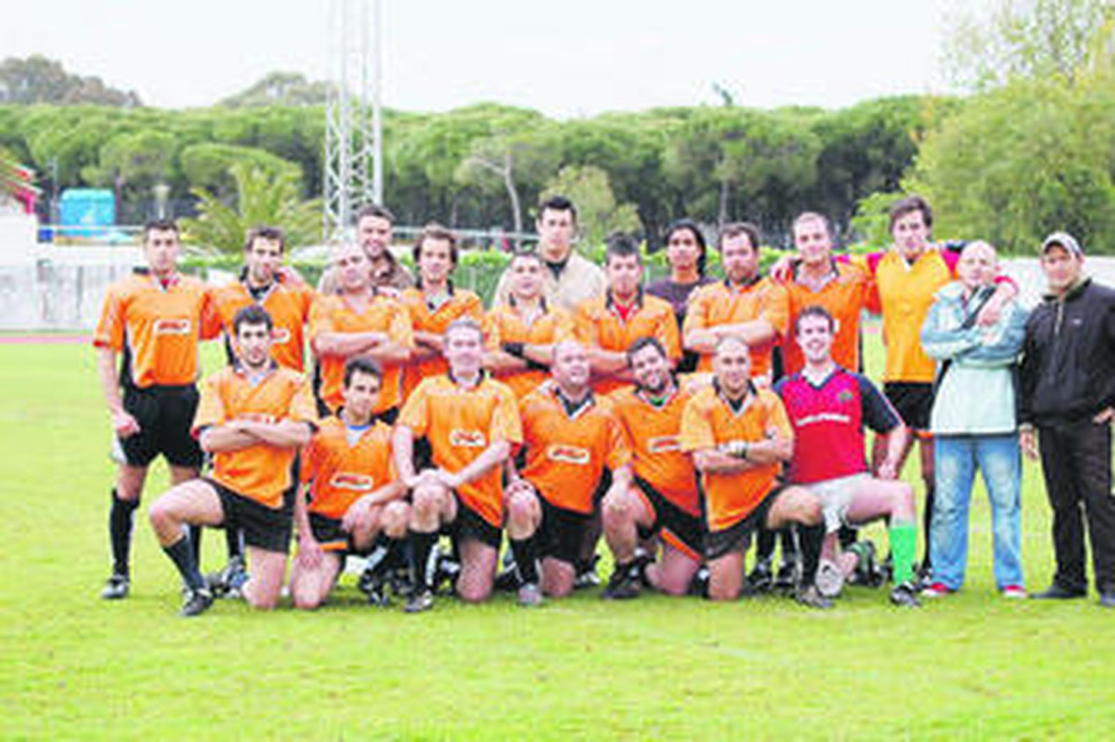 Posado de los jugadores del CR Cádiz, que en la imagen inferior aparecen en una melé durante un amistoso.