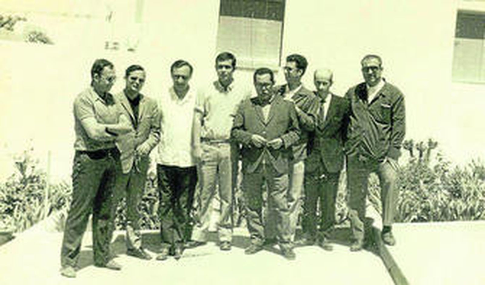 Antiguos profesores del colegio, una imagen del viejo edificio, y un momento del encuentro de los maestros.