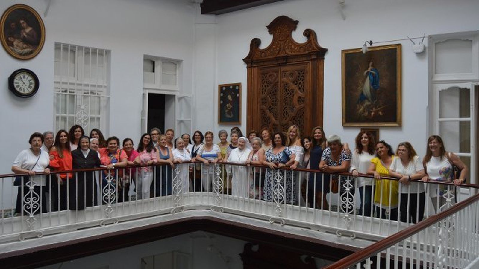 El grupo de  antiguas alumnas del Hogar del Rebaño de María de la Casa Madre, junto a algunas de la hermanas de la congregación, durante su primer encuentro, en la galería de la Casa Madre.