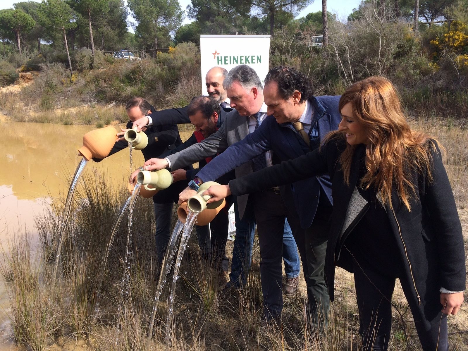 Las autoridades vierten agua en señal de mantenimiento de los humedales.