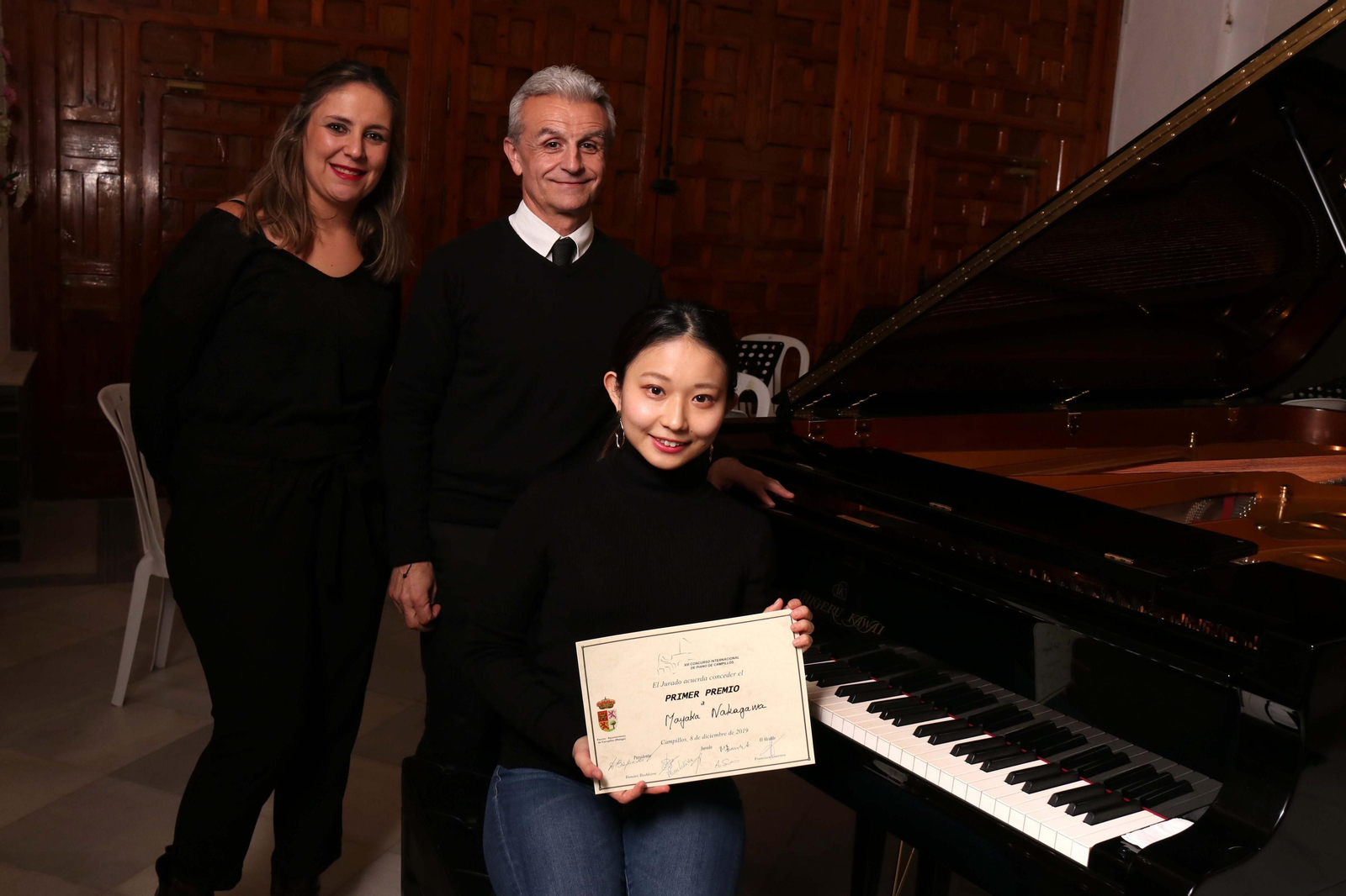 La ganadora de la edición de 2019, Mayaka Nakagawa, junto al alcalde, Francisco Guerrero, y la concejal de Cultura, Inés María Ponce.