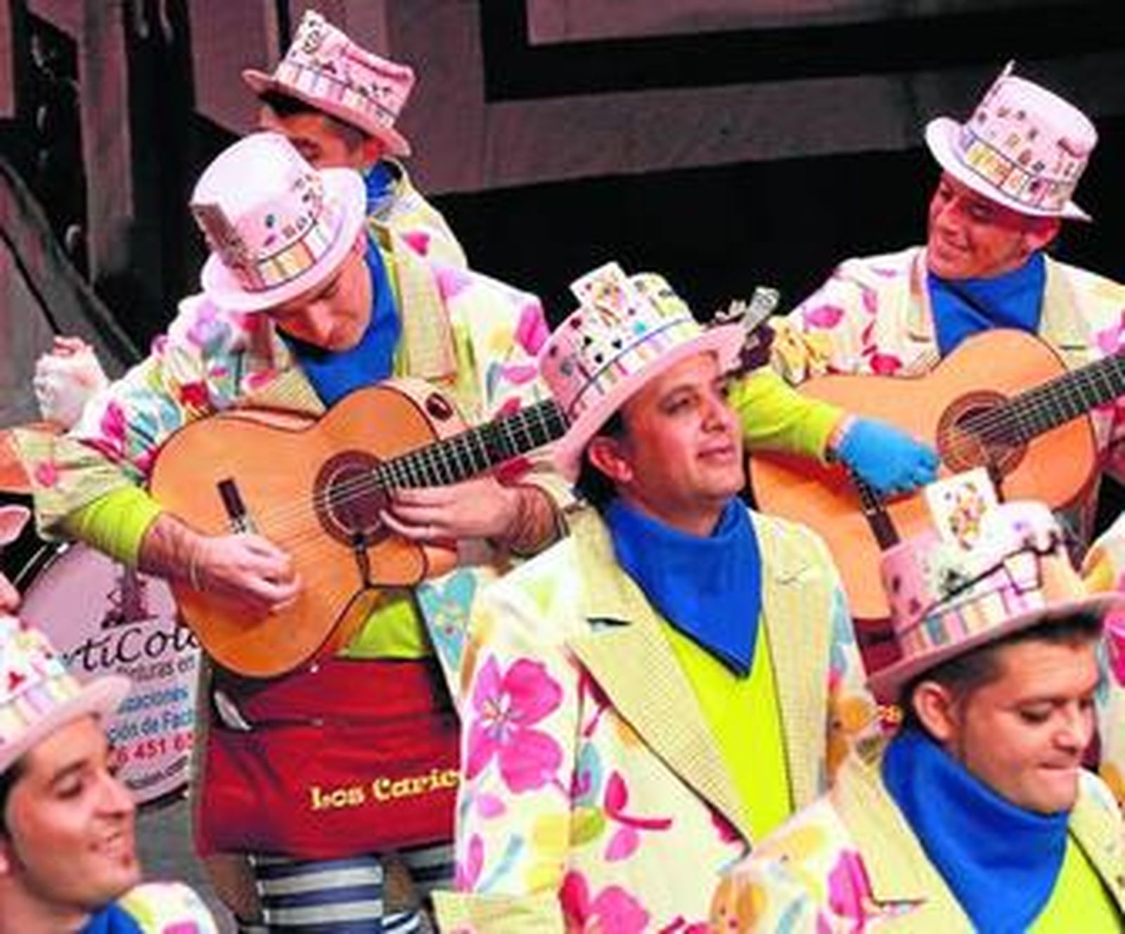 1. La comparsa Los caricatos, de Huelva, durante su actuación en semifinales  2. Integrantes de la comparsa Los parlanchines, de Valverde del Camino, en el camerino.  3. La murga Los creyentes, de San José de la Rinconada (Sevilla).  4. La comparsa El Sevillano, de La Rinconada (Sevilla), en el escenario. 5. Integrantes de la murga Amo a cambiá er carnavá, de Huelva.
