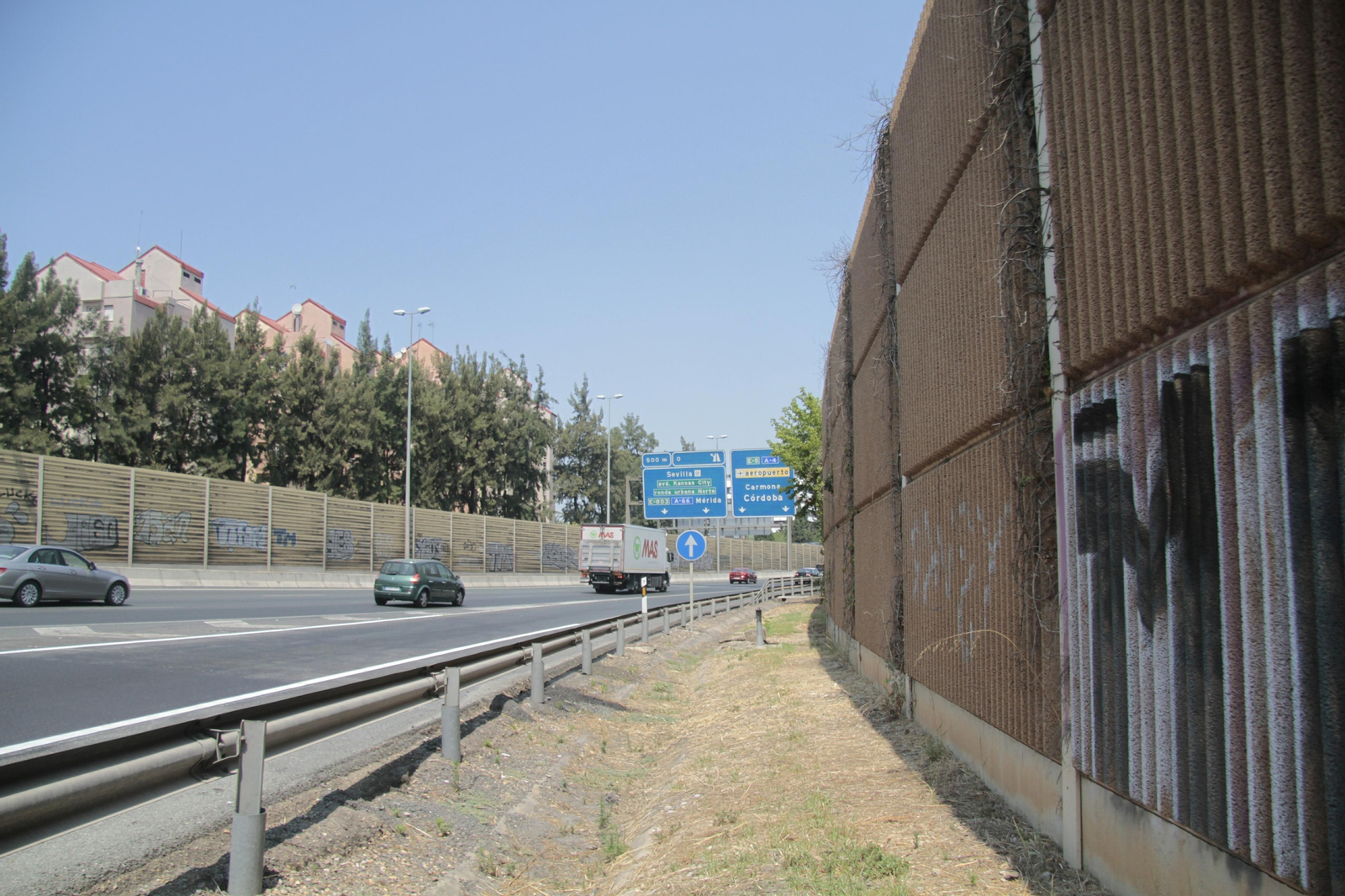 Pantallas acústicas convencionales colocadas en las inmediaciones de la SE-30.