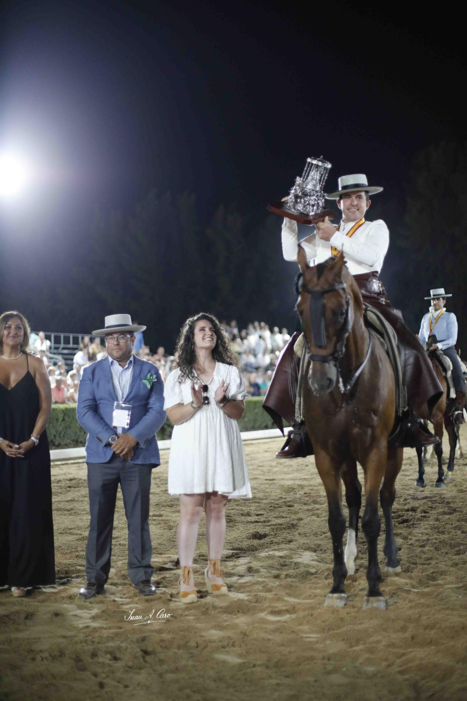 El ganador, Amador Martín, recibe el trofeo tras el Memorial. El ganador, Amador Martín, recibe el trofeo tras el Memorial.